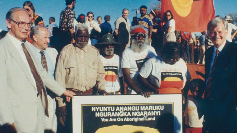 Sir Ninian Stephen, Clyde Holding, Traditional Owners Peter Bulla, Peter Kanari, Nipper Winmarti and his wife, Barbara Tjirkadu, Barry Cohen, at the handing back of Uluru in 1985.